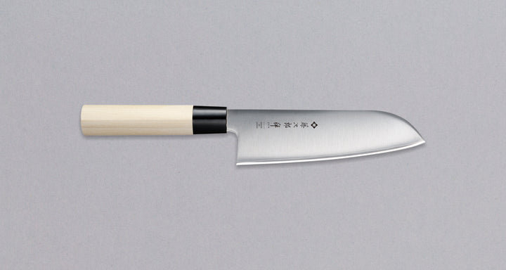 Tojiro Zen Santoku 165 mm_1
Tojiro Santoku Zen nož je&nbsp;renomiranog proizvođača Tojiro kojeg karakterizira japanska drška od magnolije, minimalistički oblikovana oštrica i tvrda legura čelika. Rezultat svega toga je lagan, oštar, svestran kuhinjski nož za amaterske i profesionalne kuhare, s oštricom koja je vrlo otporna na hrđu i jednostavno ju je ponovno brusiti.